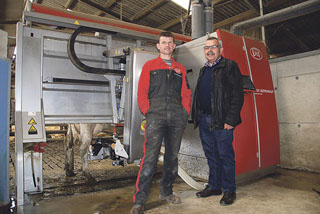Philippe Le Pourhiet, géobiologue-radiesthésiste intervient chez un producteur laitier en Bretagne
